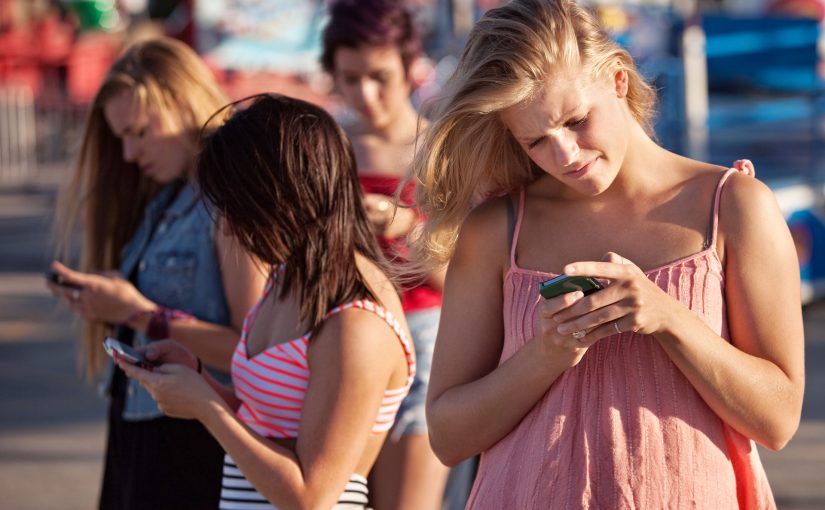 Kinder und Sucht nach Social Media: Diese 5 Warnzeichen sollten Sie ernst nehmen